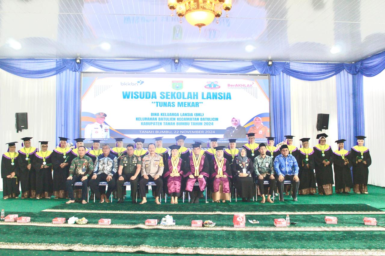 Diskominfosp Hadiri Prosesi Wisuda Sekolah Lansia Tunas Mekar BKL Kelurahan Batulicin
